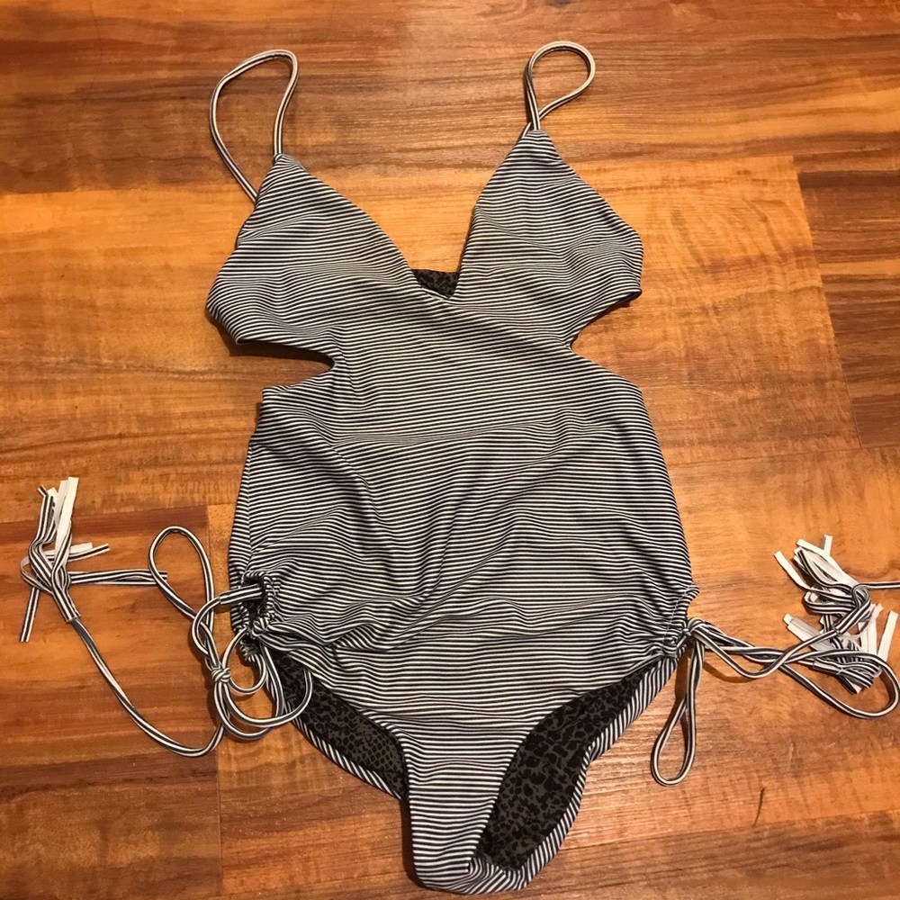 Acacia one piece